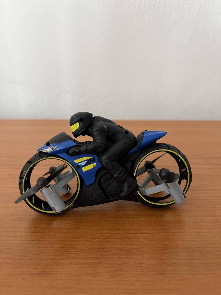 Dětská hračka v podobě motorky s jezdcem