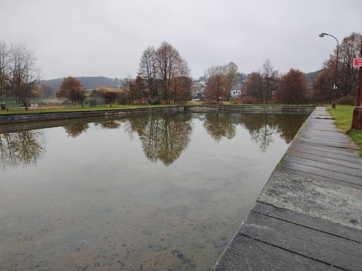 Začátkem srpna bude zahájena rekonstrukce požární nádrže (za školní jídelnou), do té doby je třeba ji vyprázdnit, vyčerpat z ní vodu.    Pokud byste potřebovali vodu na zalévání, je možno si načerpat z nádrže, k nádrži je volný přístup.