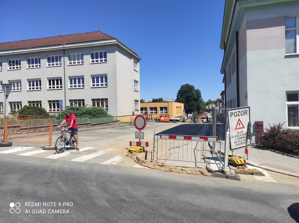 Stavební práce na opravě vodovodního potrubí finišují a zítra by měly být dokončeny. Ulice bude s opatrností průjezdná. Od čtvrtka 16.7. do pátku 17.7.2026 bude opět uzavřena z důvodu asfaltování povrchu komunikace.
