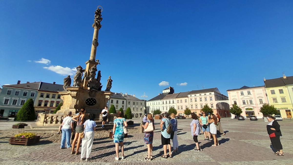 Druhý historický čtvrtek se uskuteční ve čtvrtek 9. července od 17:00 hodin. Sejdeme se v 17:00 před radnicí a tématem budou Dějiny školství, během kterých si připomeneme vývoj vzdělávání a škol v Moravské Třebové. Přihlásit se můžete v městském informačním centru, e-mailem: icentrum@mtrebova.cz nebo telefonicky na čísle 461 353 177. Vstupné na letošní Historické čtvrtky je stanoveno na 50 Kč (platba v hotovosti u průvodce). Toto symbolické vstupné pomáhá jednak pokrýt organizační náklady a zároveň motivuje přihlášené účastníky, aby svou účast brali zodpovědně a v případě, že se nemohou zúčastnit, dali včas vědět, aby se místo uvolnilo dalším zájemcům při omezené kapacitě. Těšíme se na další společné letní putování historií našeho města.