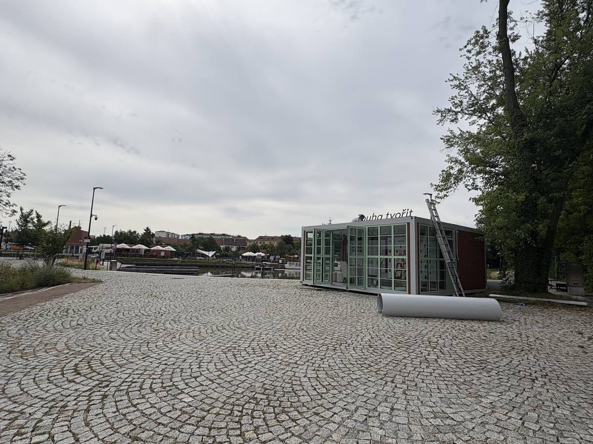 Ode dneška až do 12. července můžete v přístavu Baťova kanálu, u vstupu do areálu skanzenu, navštívit putovní City modul Baťův svět. Interaktivní výstavní modul přibližuje odkaz Tomáše Bati, jeho podnikatelskou filozofii, architekturu i hodnoty, které jsou inspirací dodnes. Přijďte si prohlédnout originální instalaci, která putuje po městech v České republice i na Slovensku⚓ 🕘 Otevřeno denně od 9.00 do 17.00 hodin. Těšíme se na vaši návštěvu!  Více info:  https://www.nadacetomasebati.cz/aktuality/detail/bata-miri-do-ulic-city-modul-batuv-svet-priveze-kus-prvorepublikoveho-zlina-do-ceskych-i-slovenskych-mest