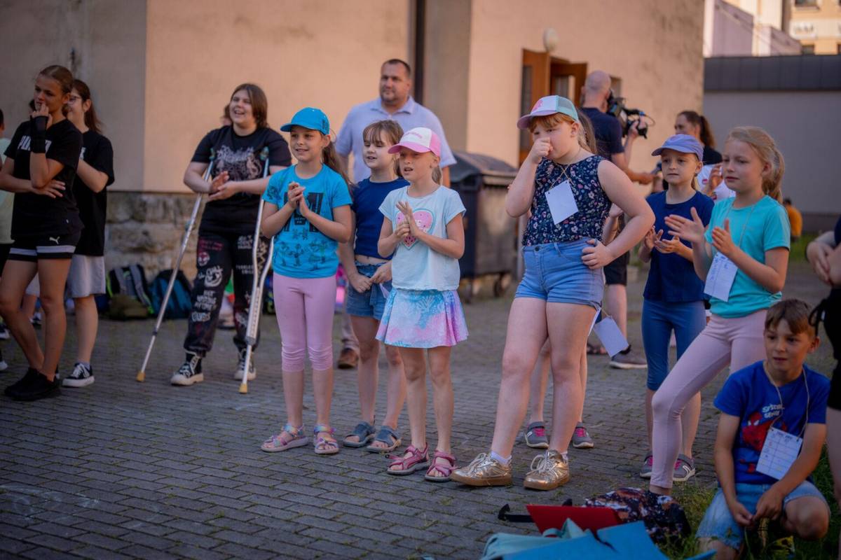 Jak se zachovat při dopravní nehodě, proč je důležité umět poskytnout první pomoc nebo jak vypadá práce hasičů, policistů či zdravotníků v praxi. To vše si mohli vyzkoušet žáci během školní soutěže Bezpečně na prázdniny koncem uplynulého školního roku, kterou pořádala 4. ZŠ ve Frýdku-Místku. BEZPEČNÉ PRÁZDNINY. ŠKOLNÍ SOUTĚŽ 4. ZŠ UKÁZALA, JAK ZVLÁDAT KRIZOVÉ SITUACE | Frýdek-Místek