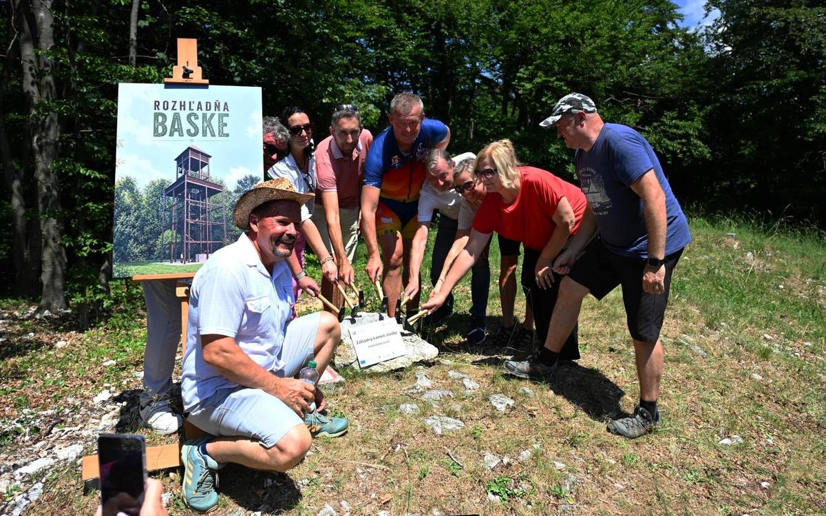 Vrchol Baske (955 m n.m.), jeden z najvyšších a najvyhľadávanejších vrchov pohoria Strážovské vrchy, sa v blízkej budúcnosti dočká novej rozhľadne. Tá prinesie návštevníkom ešte atraktívnejšie panoramatické výhľady na široké okolie a zároveň prispeje k rozvoju cestovného ruchu v regióne. Myšlienka vybudovať na Baske vyhliadkovú vežu rezonovala medzi turistickou verejnosťou už niekoľko rokov. Výstavbu umožnila finančná podpora Trenčianskeho samosprávneho kraja, ktorý projekt zaradil medzi investície smerujúce k rozvoju cestovného ruchu a zatraktívneniu prírodných lokalít kraja. Slávnostný začiatok projektu symbolicky odštartovalo poklepanie základného kameňa, ktoré sa uskutočnilo v posledný júnový deň. Na slávnostnom akte sa zúčastnil predseda Trenčianskeho samosprávneho kraja, primátorka mesta Trenčianske Teplice, primátor mesta Bánovce nad Bebravou, starostka obce Slatina nad Bebravou, starosta obce Omšenie, predseda KST Trenčianske Teplice a ďalší hostia. Svojou účasťou vyjadrili podporu projektu, ktorý je výsledkom spolupráce samospráv, kraja a aktívnej turistickej komunity. Stavba bude mať výšku 29,5 metra, nosnú konštrukciu bude tvoriť16 lepených drevených stĺpov z červeného smreka. K dvom vyhliadkovým plošinám povedie trojramenné schodisko. Na najvyššej plošine (24 m) budú umiestnené panoramatické ďalekohľady a informačné tabule s popisom významných vrcholov. Financie na výstavbu získala župa z Programu Slovensko. „Ide o projekt v hodnote viac, ako 700 tisíc eur, z toho 92 % je príspevok z eurofondov a štátneho rozpočtu, zvyšok financuje Trenčiansky samosprávny kraj. Zhotoviteľ dnes prisľúbil, že by vyhliadkovú vežu vedel zrealizovať do 3 mesiacov, t. j. do konca septembra, čím by skrátil pôvodný zmluvný termín, ktorý bol 6 mesiacov. Uvidíme, ako to pôjde,“ uviedol predseda TSK Jaroslav Baška. Nová rozhľadňa sa stane ďalším významným orientačným bodom Strážovských vrchov. Okrem jedinečných výhľadov ponúkne návštevníkom nový zážitok z turistiky a vytvorí atraktívny cieľ pre domácich aj turistov z iných regiónov Slovenska. Tento rok si Chata Baske pripomína významné 90. výročie od svojho postavenia. Počas deviatich desaťročí sa stala neodmysliteľnou súčasťou Strážovských vrchov a obľúbeným miestom oddychu pre generácie turistov, cyklistov i milovníkov prírody. Poskytuje útočisko pocestným za každého počasia, je miestom stretnutí turistických i cyklistických nadšencov.  Vďaka svojej polohe i bohatej histórii patrí medzi najvýznamnejšie turistické chaty v regióne a dodnes predstavuje symbol tradície horskej turistiky. „Veľmi ma teší, že práve pri príležitosti 90. výročia od postavenia chaty získa toto výnimočné miesto ďalší významný prvok. Výstavba novej rozhľadne nadviaže na dlhoročnú turistickú tradíciu lokality a obohatí ju o modernú atrakciu, ktorá návštevníkom ponúkne jedinečné panoramatické výhľady na Strážovské vrchy, Považský Inovec, Malú Fatru i vzdialenejšie pohoria. Baske tak už čoskoro získa novú dominantu, ktorá naplní dlhoročné očakávania obyvateľov okolitých obcí i milovníkov hôr,“ uviedol predseda KST Trenčianske Teplice Maroš Greguš.