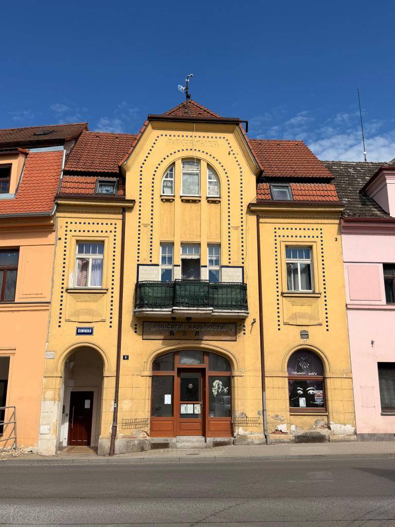 Historicky významný dům v centru města dostane zpět svou tvář. V nejbližších dnech bude zahájena obnova fasády městského domu čp. 6 na Čemínské ulici.