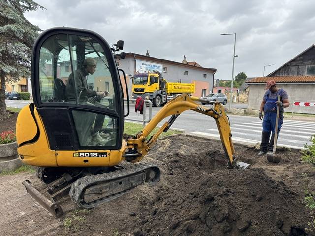V týchto dňoch začali v centre obce práce na rekonštrukcii osvetlenia priechodov pre chodcov na križovatke ulíc Hlavná / Vrbovská. Žiadame chodcov o dodržiavanie dočasného značenia a obmedzení počas výstavby a zvýšenú opatrnosť pri prechádzaní cez cestu. Ďakujeme za pochopenie.