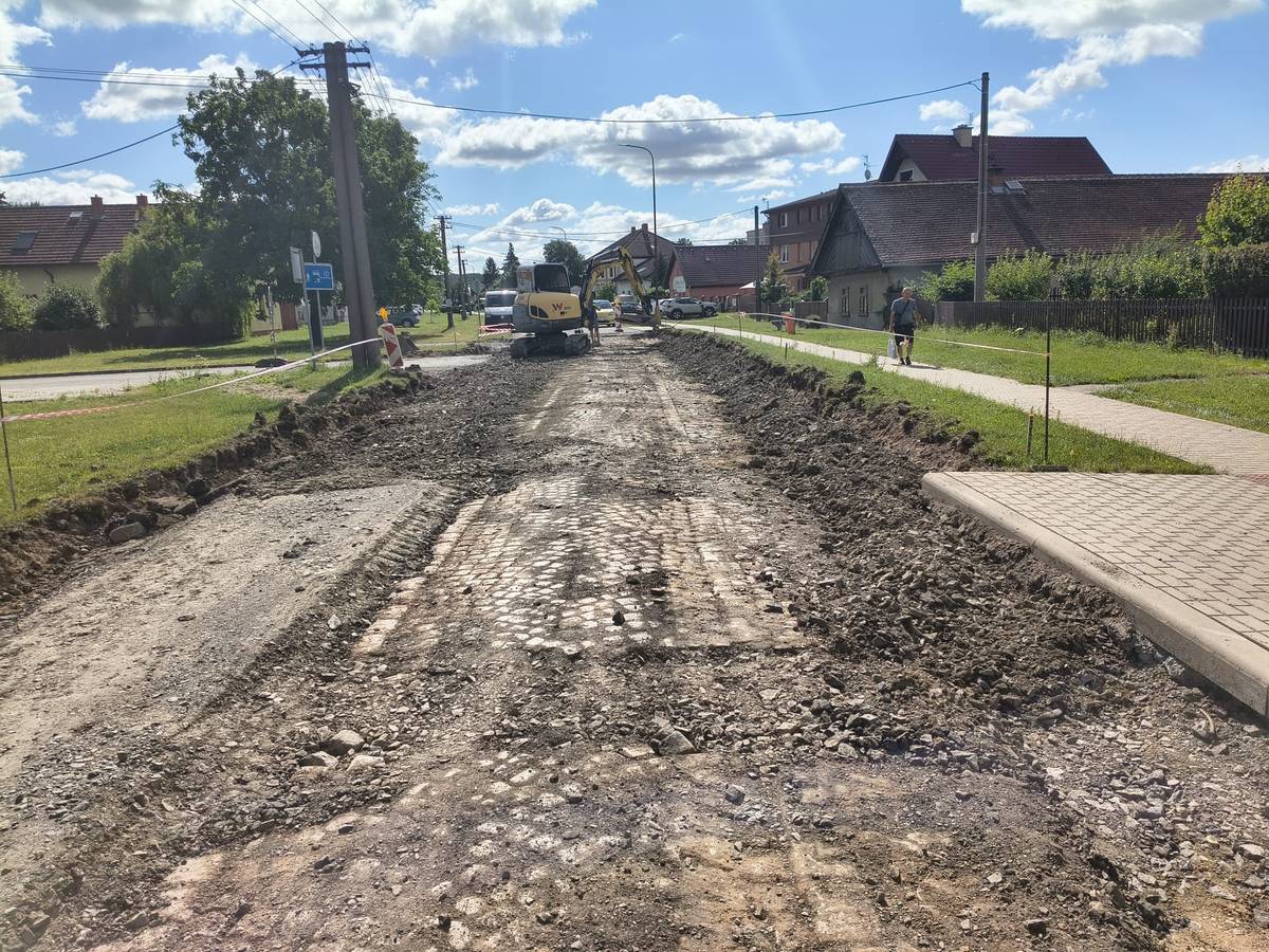 V celé délce opravovaného úseku jsou vytrhány obrubníky a odtěžen dožilý asfaltový povrch. Pod ním se objevila původní předválečná dlažba ze žulových kostek - pro porovnání přidávám fotografii ze 40. let 20. století. Tyto kostky budou opatrně vybrány a deponovány pro další použití. Po dobu stavby je silnice od křižovatky k č.p. 80 zcela uzavřena, bohužel i pro autobusy MHD č. 18 a 20, které se otáčejí v parku u hospody U Salavců. Prosíme, v blízkosti parku respektujte dopravní značení "zákaz zastavení" - nesprávně zaparkovaný automobil může komplikovat otáčení autobusu, může dojít i k jeho poškození! Po dohodě se stavbyvedoucím mohou opatrně projíždět rezidenti, tedy obyvatelé nemovitostí v blízkosti stavby tak, aby se dostali domů. Bohužel, ne vždy to bude možné - je nutno respektovat pokyny stavbyvedoucího! Pro většinu řidičů tak platí, bohužel, povinnost využít objízdnou trasu přes novou zástavbu. Omlouváme se za komplikace a děkujeme za pochopení. Pokud vše půjde podle plánu, do konce července by měla být silnice zcela opravená. Jiří Horák