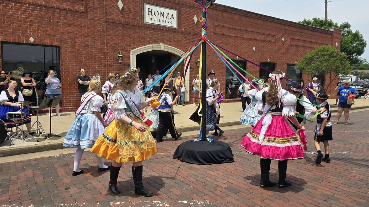 Hudba, kroje, české vlajky i tradiční polka zaplnily ulice amerického města Ennis během jubilejního 60. ročníku National Polka Festivalu, který je jednou z největších oslav českého kulturního dědictví ve Spojených státech. Do města s výraznou stopou českých přistěhovalců dorazily tisíce návštěvníků z různých částí USA, aby společně připomněli tradice svých předků. Součástí víkendového programu bylo také několik vystoupení studentů Konzervatoře Pardubice a jejich kapely Pardubická muzika. "Město Ennis je dlouhodobě považováno za jedno z center české komunity v Texasu. České kořeny jsou zde patrné na každém kroku – od názvů spolků až po tradiční kuchyni a folklórní tradice, které se předávají z generace na generaci. Obyvatelé města a celé komunity si své historické vazby k České republice stále uchovávají a pravidelně je připomínají právě během festivalu. O významu letošního jubilejního ročníku svědčí také účast zástupkyně velvyslance České republiky ve Washingtonu Světlany Doboszové," uvedl hejtman Martin Netolický. "Již počtvrté na tomto festivalu vystoupili studenti Konzervatoře Pardubice a ohlas na jejich vystoupení je rok od roku větší. Kromě standardních koncertů jim byl svěřen také zpěv české a slovenské hymny. Těší nás, že naše studentské hudební těleso často převyšuje i místní americké soubory," řekl hejtman Martin Netolický. Město Ennis je základním stavebním kamenem spolupráce s regionem Ellis County, která byla potvrzena podpisem memoranda. To vytváří prostor pro prohlubování vazeb, to nejen v oblasti kultury, ale také školství či podnikatelského sektoru. "Po dohodě s velvyslanectvím budeme chtít mimo jiné nastavit systém studentských výměn na úrovni středních škol, a to díky přímému kontaktu bez různých zprostředkovatelských agentur. Tento režim již dlouhá léta funguje mezi městem Žamberk a Rice Lake ve Wisconsinu. Základem by mohla být střední škola v Ennis, ale budeme hledat také další partnery," doplnil hejtman. Ten se zástupkyní velvyslance Světlanou Doboszovou řešil také možnou účast firem z kraje na prestižním festivalu South by Southwest v Austinu, který se bude konat v březnu příštího roku. O festivalu National Polka Festival v městečku Ennis v Texasu je jednou z nejvýznamnějších oslav českého dědictví ve Spojených státech. Festival se každoročně koná během Memorial Day víkendu a přitahuje tisíce návštěvníků, kteří si přijíždějí užít tradiční českou hudbu, polku, kroje, folklór a autentickou středoevropskou kuchyni. Ennis, kde žije početná komunita potomků českých přistěhovalců, se během festivalu promění v centrum kulturních vystoupení, tanečních zábav a společenských setkání. Akce připomíná historii české emigrace do Texasu a zároveň pomáhá udržovat české tradice a jazyk mezi dalšími generacemi amerických Čechů.