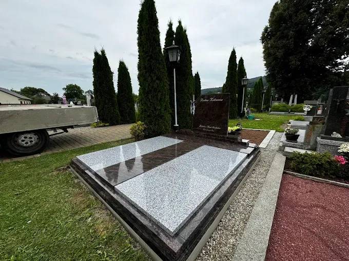 Kamenictví Zmeškal oznamuje občanům, že ve středu 15.července v 9:00 navštíví místní hřbitov.  Nabízíme nezávazné konzultace přímo u hrobových míst, cenové kalkulace a odborné poradenství v oblasti výroby, oprav a renovací pomníků.  V rámci letní akce můžete navíc využít slevu 20 % na vybrané kamenické práce.  Těšíme se na setkání s Vámi na místním hřbitově.