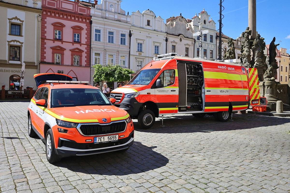 Do vozového parku hasičů nově přibylo moderní spojové a komunikační vozidlo Mercedes Sprinter, které bude sloužit především při rozsáhlých mimořádných událostech, jako jsou požáry, dopravní nehody nebo mimořádné události vyžadující koordinaci více složek integrovaného záchranného systému.  Vozidlo funguje jako mobilní velitelské a komunikační centrum. Jeho hlavním úkolem je zajistit spolehlivou komunikaci mezi zasahujícími hasiči, policií a dalšími složkami IZS přímo v terénu, a to i v místech, kde běžně selhává mobilní signál nebo datové připojení. Součástí výbavy vozidla je pracoviště pro spojaře a dispečera, moderní komunikační technologie a systém pro sdílení obrazu přímo ze zásahu. Vozidlo umožňuje například přenos videa z kamer nebo dronů, distribuci obrazu mezi jednotlivými jednotkami či propojení s dalšími vozidly, například Policie ČR. Stabilní konektivitu zajišťují dva mobilní operátoři a satelitní systém Starlink, které fungují paralelně. Autonomní systém průběžně vyhodnocuje vytížení jednotlivých linek a automaticky řídí datový tok tak, aby bylo dosaženo co nejrychlejšího a nejstabilnějšího připojení. Vozidlo je navíc připraveno i na připojení dalšího systému Starlink v případě výpadku operátorů. Mercedes Sprinter je dále vybaven dvěma výsuvnými stožáry – osvětlovacím stožárem s termokamerou a anténním stožárem pro připojení analogového i digitálního opakovače nebo směrové Wi-Fi. Součástí výbavy jsou také dvě přenosné kamery, systém distribuce videa a technologie pro nahrávání a distribuci komunikace do mobilních zařízení. „Vedle dlouhodobé a systematické podpory dobrovolných hasičů, která zahrnuje rekonstrukce a stavby požárních zbrojnic, pořízení dopravních automobilů, hasičských cisteren, ale také drobnějšího zásahového vybavení, se snažíme podporovat v rámci možností krajského rozpočtu také profesionální složky. Pardubický kraj a Hasičský záchranný sbor jsou partnerem při řešení celé řady situací, zejména krizových, proto také se snažíme podporovat hasičský záchranný sbor, přestože se jedná o státní organizaci, poskytováním dotací na pořizování nejrůznějších technologií, které by s vysokou pravděpodobností hasiči nepořídili v rámci svého standardního státního příspěvku. A proto v tomto případě spojovací vůz je naším příspěvkem v letošním roce, protože jedná se o vozidlo, které může sloužit při mimořádných událostech velkého rozsahu, kde je nezbytná koordinace jednotlivých složek integrovaného záchranného systému. Jsem rád, že můžeme spolu s městem Pardubice právě toto koordinační místo podpořit, a to v našem případě částkou 2 miliony korun,“ uvedl hejtman Pardubického kraje Martin Netolický.  „Hasiči dnes potřebují nejen kvalitní techniku pro samotný zásah, ale také špičkové komunikační zázemí. Vím, že při samotných zásazích často rozhodují jednotky minut. Jsem rád, že město mohlo podpořit projekt, který pomůže záchranným složkám rychleji reagovat a ještě lépe chránit obyvatele Pardubic i celého regionu,“ říká primátor města Pardubic, Jan Nadrchal.  „Zásahy při mimořádných událostech se dnes neobejdou bez kvalitní techniky a dobře připravených hasičů, ale také bez spolehlivé komunikace. Toto vozidlo nám umožní efektivně koordinovat činnost jednotlivých složek integrovaného záchranného systému přímo na místě mimořádné události, a to i v podmínkách, kde běžná komunikační infrastruktura selhává. Díky moderním technologiím tak získáváme významnou podporu pro řízení rozsáhlých zásahů i krizových situací,“ řekl brig. gen. Aleš Černohorský, ředitel HZS Pardubického kraje Celkové náklady na pořízení speciálně vybaveného spojového a komunikačního vozidla činily téměř 13 m