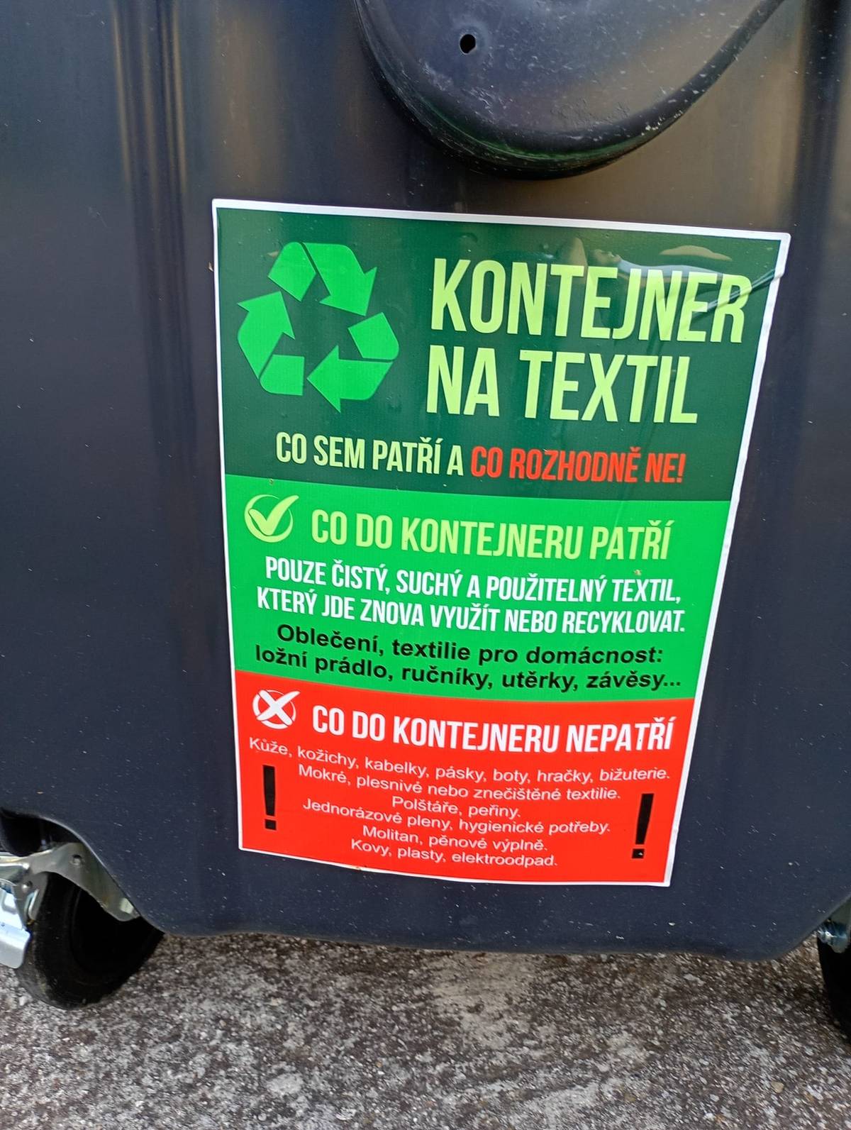 Na kontejneru na textil je nyní nově nalepena samolepka od společnosti AVE, že je možné ukládát pouze použitelný textil. Na dotaz občanů, zda je tedy možné i nadále zde vyhazovat textil zničený, který již nelze nosit, nám vedoucí provozu AVE CZ odpověděl: "Do kontejneru lze ukládat veškerý textil, a to jak textil vhodný k dalšímu použití, tak i textil, který již není nositelný a je určen k materiálovému využití nebo recyklaci. Není tedy nutné do kontejneru odkládat pouze zachovalé oblečení.Samolepka má především informativní charakter a upozorňuje na možnost dalšího využití použitelného textilu. Občané však mohou do kontejneru nadále ukládat i nepotřebný či opotřebovaný textil".