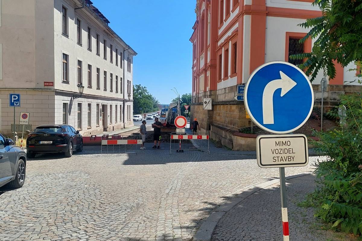V Mostecké ulici pokračují dokončovací práce po rekonstrukci vodovodu, kanalizace a plynovodu. Jejich součástí je pokládka nové žulové dlažby, kvůli které je od dnešního dne až do 10. srpna uzavřen úsek od křižovatky s Wintrovou ulicí po ulici Mezibraní, tedy při výjezdu na Tyršův most.  Do 31. srpna se zároveň prodlužuje režim průjezdu stavbou v Dlouhé ulici. Řidiči zde musí i nadále počítat s dopravním omezením, nerovnostmi ve vozovce a řídit se přechodným dopravním značením. Prosíme řidiče o zvýšenou opatrnost a respektování dopravního značení.