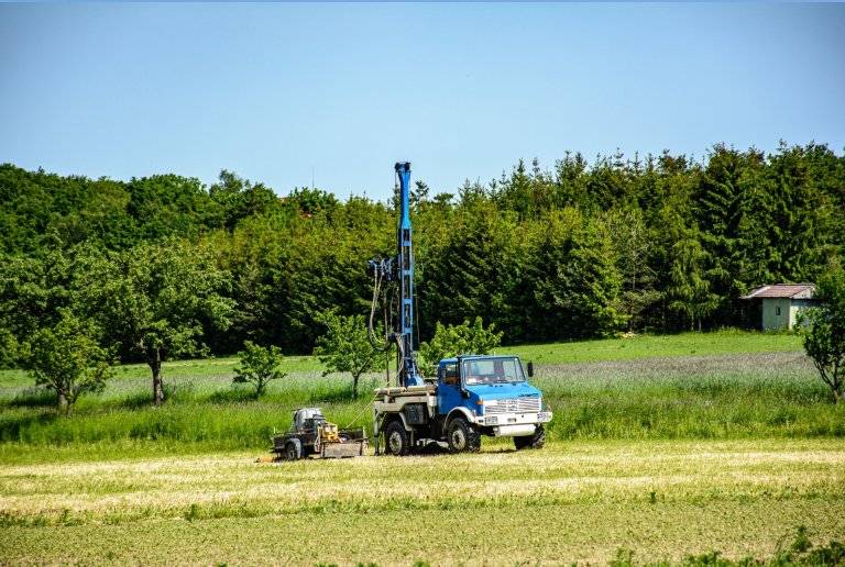 Doplňující geologické průzkumy kvůli připravované stavbě vysokorychlostní trati Moravská brána začnou probíhat ve vybraných lokalitách mezi Prosenicemi a Hranicemi od srpna 2026 do února 2027. Výsledky pomohou Správě železnic upřesnit geologické a vodní poměry v naší oblasti a dopracovat podrobný technický návrh trati, který minimalizuje negativní dopady na blízké i vzdálenější okolí.