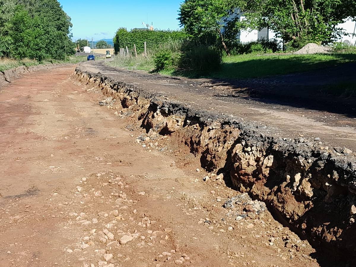 Na I. etapě v km 0,000 - 0,179 byla dokončena pokládka asfaltového souvrství a dokončuje se dláždění chodníku ze zámkové dlažby do lože ze štěrkodrti.  Na II. etapě jsou zahájeny stavební práce v 1/3 úseku a to frézování asfaltového krytu komunikace po jízdních pruzích, odkop konstrukčních vrstev původní komunikace a odkop aktivní zóny komunikace. Příprava pro zemní práce na příčných propustcích pod komunikací.  ! Objízdná trasa je stále vedena přes Červený Kostelec ! Bc. Stanislav Řezníček, DiS. starosta města   Ing. Jaroslava Valentová Údržba silnic Královéhradeckého kraje a.s.