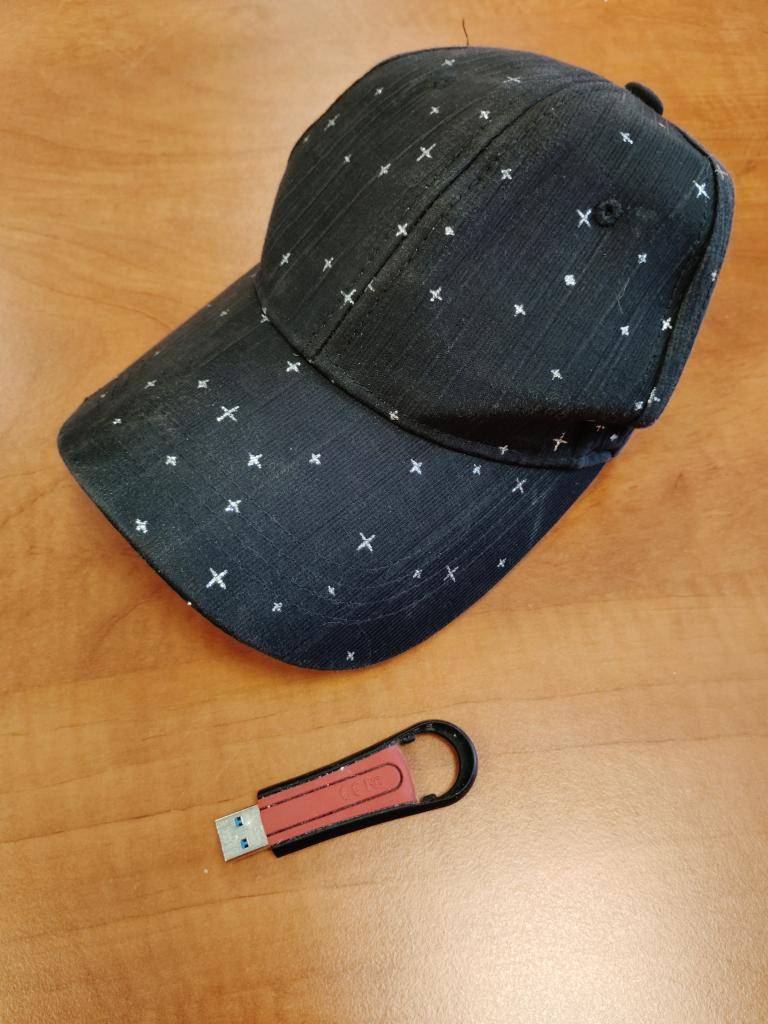Byla nalezena kšiltovka a USB disk.