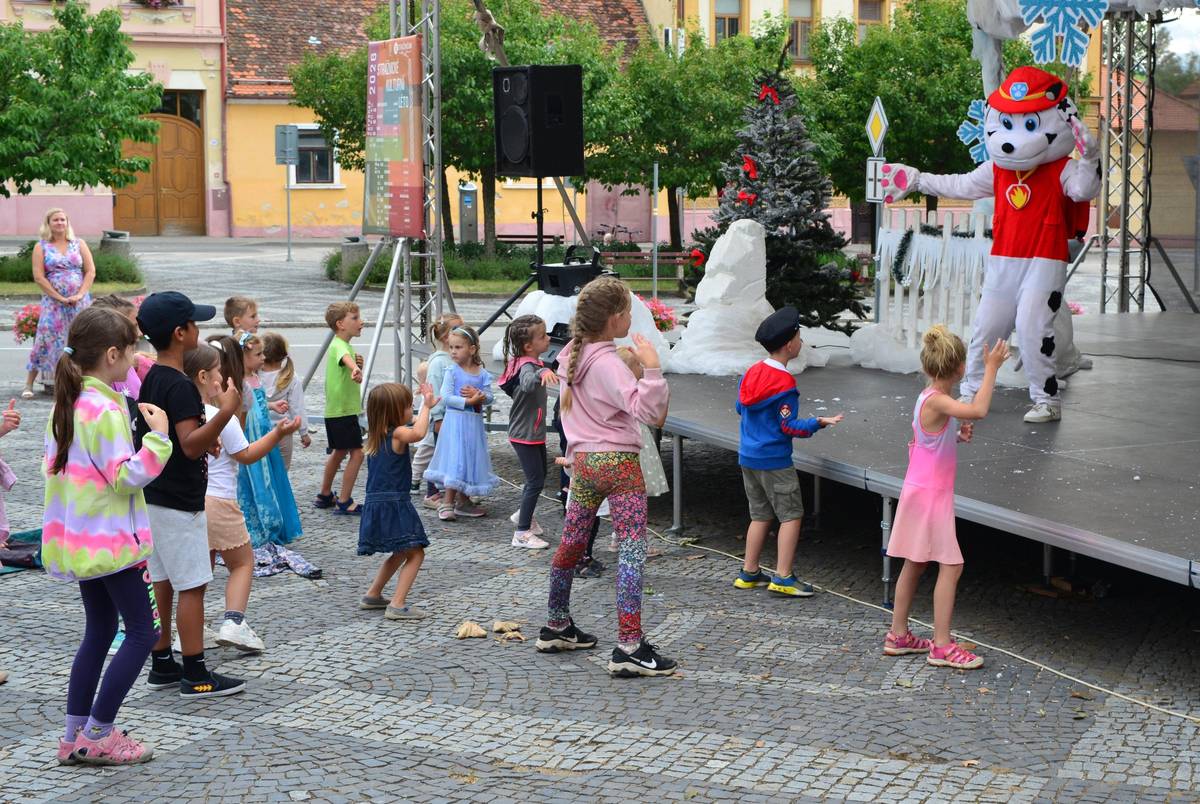Elsa, Anna, Olaf, hrdinové z Tlapkové patroly i oblíbený Mimoň rozzářili dětské tváře a proměnili odpoledne v pořádnou pohádkovou jízdu❄️🌈 Chytlavé písničky 🎶 roztančily malé i velké návštěvníky a nechyběla ani veselá diskotéka plná her, soutěží a zábavy. 💃🕺 Ani krátká dešťová přeháňka 🌦️ nedokázala skvělou atmosféru pokazit. Odměnou účinkujícím byl velký potlesk 👏, který nejlépe vyjádřil radost a spokojenost dětí i jejich doprovodu. ❤️ Děkujeme všem, kteří si přišli užít společné pohádkové odpoledne! 😊  Foto: Z. Bobčík