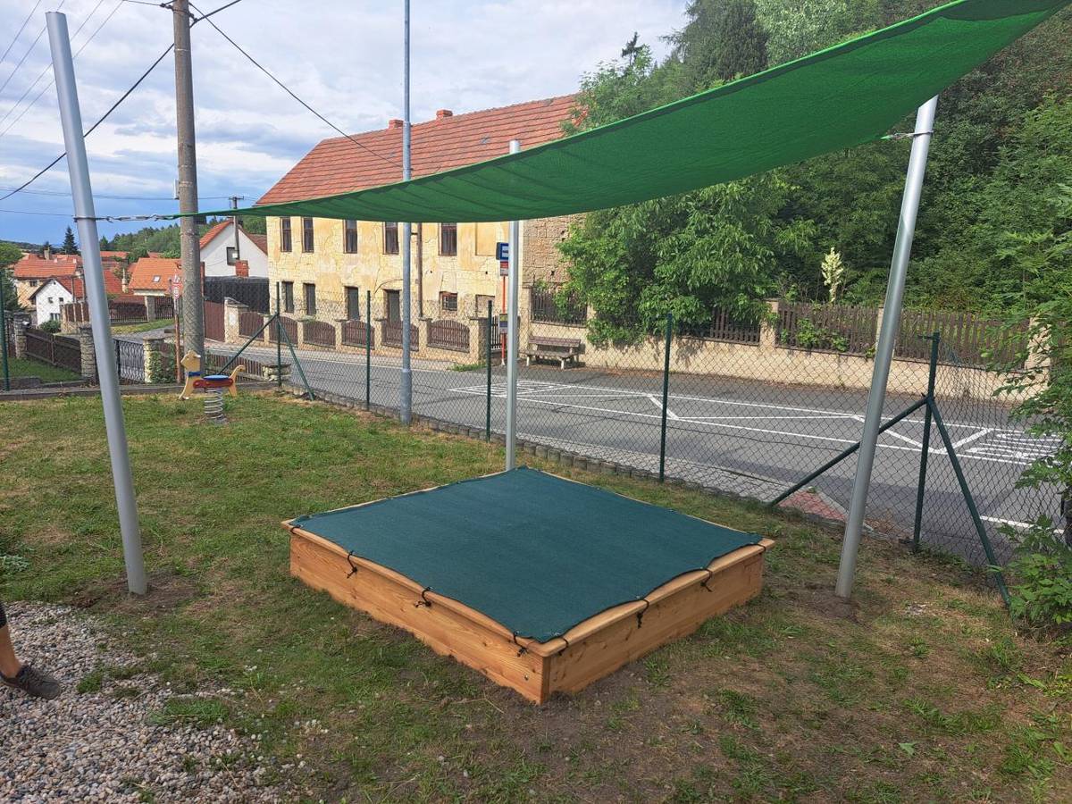 Dne 7.7.2025 byla dokončena instalace nového pískoviště na dětském hřišti, poděkování J. Vodenkovi za výrobu a všem zúčastněným za montáž a navození písku.