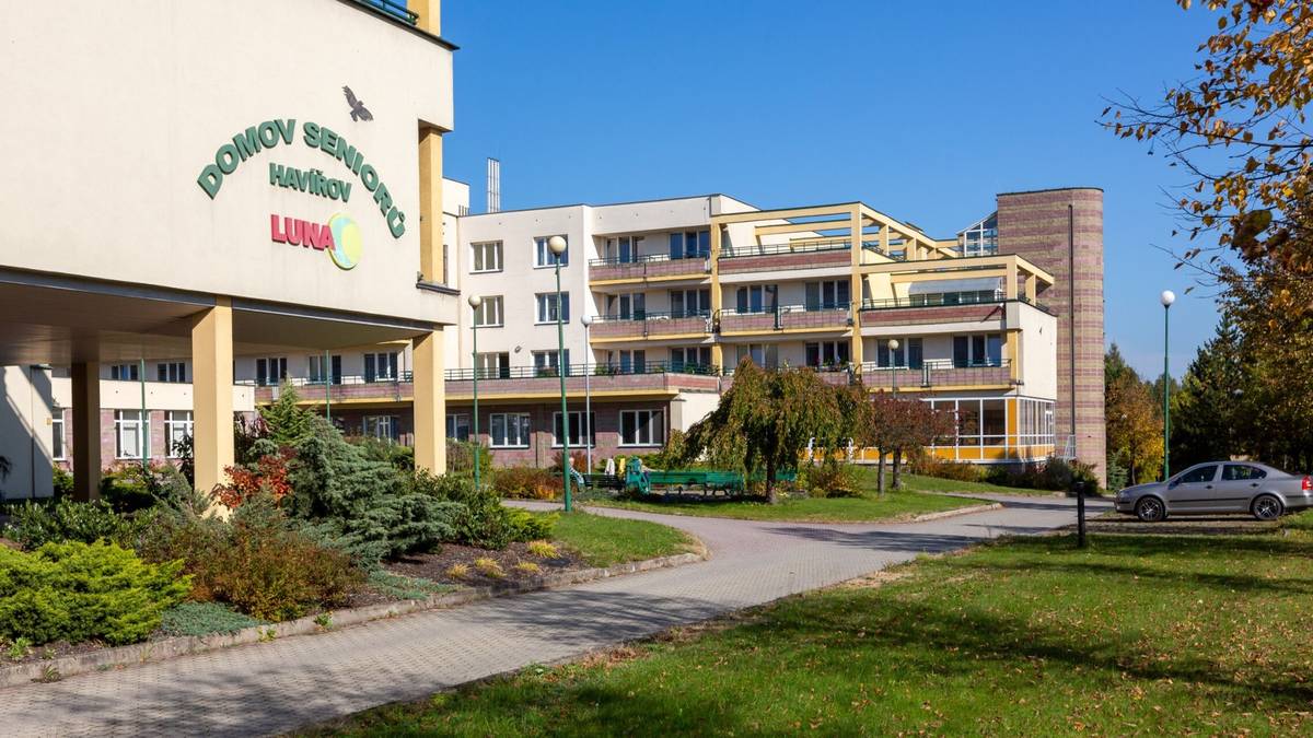Domov seniorů Havířov, středisko Luna, úspěšně obhájil certifikaci pracoviště pracujícího podle konceptu Bazální stimulace. Certifikace byla prodloužena do června 2029 a potvrzuje, že zařízení poskytuje svým klientům péči na vysoké odborné úrovni v souladu s moderními poznatky a principy sociálních a zdravotních služeb. Koncept Bazální stimulace je zaměřen na podporu individuality, důstojnosti a kvality života klientů. Pomáhá lépe vnímat potřeby seniorů, posiluje jejich pocit bezpečí, orientaci i komunikaci a přispívá k zachování jejich soběstačnosti v maximální možné míře. Úspěšné obhájení certifikace je výsledkem každodenní práce celého ošetřovatelského týmu. Odráží odbornost, zkušenosti, zodpovědný přístup i ochotu zaměstnanců neustále se vzdělávat a rozvíjet své profesní dovednosti. Vedení Domova seniorů Havířov děkuje všem zaměstnancům střediska Luna za jejich profesionální přístup, obětavost, a především za lidskou, citlivou a respektující péči, kterou každý den věnují klientům. Právě jejich práce je základem důvěry, kterou klienti i jejich rodiny do zařízení vkládají. https://havirov-city.cz/aktuality/domov-senioru-havirov-stredisko-luna-uspesne-obhajilo-certifikaci-bazalni-stimulace