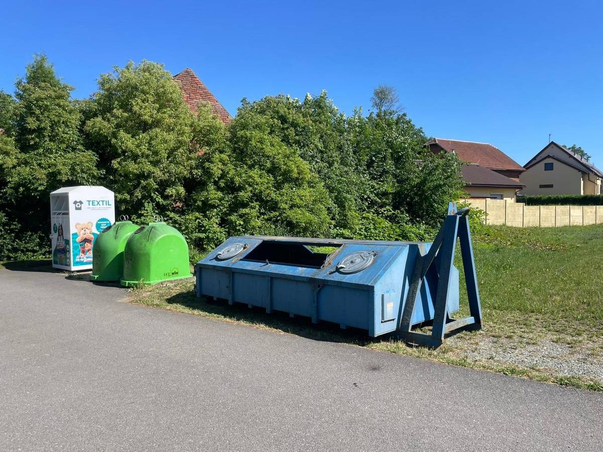 Obec Jeníkovice provedla přesun kontejneru na BIO odpad z původního stanoviště u garáží k rybníčku. Důvodem je zajištění bezpečnějšího, přehlednějšího a technicky vhodnějšího místa pro nakládku i vykládku odpadu. Původní umístění u garáží se dlouhodobě ukázalo jako nevyhovující. Kontejner stál v nepřehledné zatáčce, kde docházelo ke komplikacím při svozu – vozidlo muselo najíždět přes vysoký obrubník a chodník, což zvyšovalo riziko poškození techniky i okolní infrastruktury. Zároveň nebylo možné nakládat kontejner z obou stran, protože stál příliš blízko garáží. Nové stanoviště u rybníčku tyto problémy odstraňuje. Pro svozovou firmu je místo výrazně lépe přístupné. Není nutné najíždět přes obrubníky ani po chodníku, prostor je přehledný a bezpečný, manipulace s kontejnerem je rychlejší a bez rizik. Výhody přináší změna i občanům. Okolo kontejneru je nyní dostatek manipulačního prostoru, což usnadňuje ukládání bioodpadu. Kontejner již nestojí těsně u garáží, takže nehrozí omezení nakládání. Cílem přesunu je zlepšení bezpečnosti, komfortu a funkčnosti celého systému sběru BIO odpadu v obci.