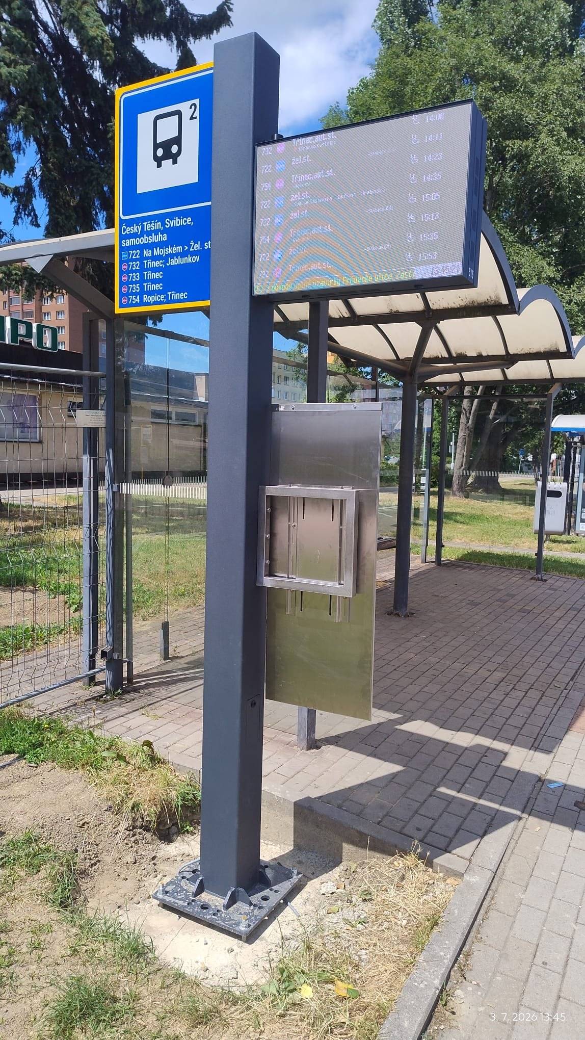 🚌 Máme novu zprávu pro všechny, kteří v Českém Těšíně využívají autobusovou dopravu. Od minulého týdne je v plném provozu již třetí elektronický informační panel, který najdete na autobusové zastávce na ulici Jablunkovské u konzumu Marie. Aktuální přehled o odjezdech spojů v reálném čase máte teď přímo na očích i v této lokalitě. Celý projekt realizuje společnost KODIS ve spolupráci s městem Český Těšín, které zajišťuje technické zázemí a potřebné elektrické připojení. Všechny tři moderní panely jsou již plně funkční. První z nich je umístěn v podchodu v blízkosti obchodního domu Billa, druhý informační panel najdete rovněž v prostoru podchodu, ale z jeho druhé strany. Nově spuštěný třetí panel na Jablunkovské ulici tak uzavírá tuto fázi modernizace. Cestování autobusem po našem městě je díky tomu zase o něco pohodlnější a modernější.