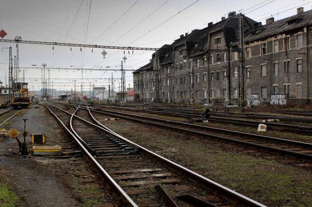 Cestující na železniční trati mezi Přerovem, Nezamyslicemi a Brnem by měli o víkendu 18. a 19. července počítat s omezením provozu. Z důvodu výluky budou některé vlaky nahrazeny náhradní autobusovou dopravou. Od soboty 18. července od 7.40 hodin do neděle 19. července do 17.00 hodin budou osobní vlaky linek M2 a spěšné vlaky linky M20 nahrazeny autobusy v úseku Přerov – Nezamyslice. Ve stejném termínu budou téměř všechny rychlíky linky R8 zajišťující spojení mezi Brnem a Bohumínem nahrazeny náhradní autobusovou dopravou v úseku Brno – Přerov. Doprava bude vedena podle výlukových jízdních řádů. Spěšné vlaky na trase Brno – Valašské Meziříčí – Frenštát pod Radhoštěm budou i během výluky v provozu. Podrobné informace o omezení provozu a výlukové jízdní řády jsou zveřejněny na webových stránkách Českých drah. Cestujícím se doporučuje, aby si před cestou ověřili aktuální spojení.