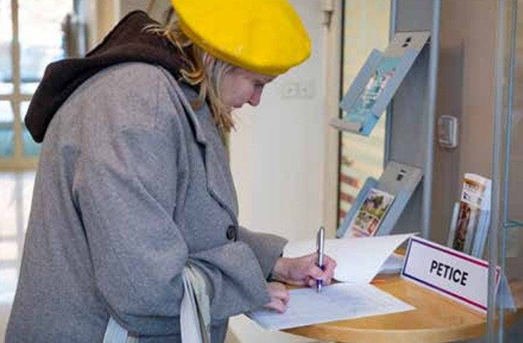 Moravskoslezský kraj vydal v procesu EIA souhlasné závazné stanovisko k záměru společnosti Brembo rozšířit výrobu v průmyslové zóně Hrabová. Stanovisko zároveň obsahuje řadu podmínek, které má firma při realizaci záměru splnit. Městský obvod Ostrava-Jih dlouhodobě upozorňuje na problémy se zápachem, který obtěžuje obyvatele Hrabůvky, Dubiny i dalších částí našeho obvodu. Letos v lednu dokonce radnice Ostravy-Jihu, Hrabové a Nové Bělé spojily síly a spustily petici adresovanou Moravskoslezskému kraji. Tři ostravští starostové v ní vyjádřili důrazný nesouhlas s povolením dalšího navýšení výroby v Brembu do té doby, než bude zápach odstraněn. Radnice Ostravy-Jihu se bude podrobně seznamovat s podmínkami, které kraj ve svém stanovisku vydal, a nadále se snažit o to, aby obyvatelé Jihu nemuseli žít v prostředí, které je dlouhodobě zatěžováno obtěžujícím zápachem. Podrobnosti k petici najdete na: https://ovajih.ostrava.cz/cs/o-jihu/tiskove-zpravy/petici-proti-zapachu-ze-zavodu-brembo-podporil-i-jih