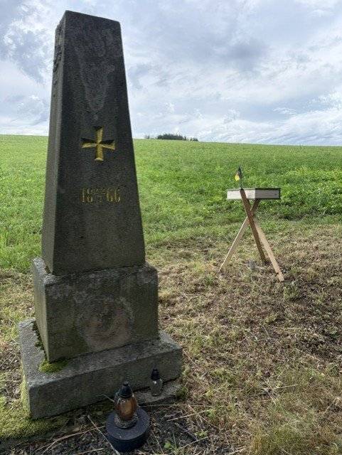 Jablonné nad Orlicí bylo ve vztahu k bitvě u Hradce Králové, která se odehrála 3. července 1866, tranzitním místem. Putovaly tudy, a ubytovávaly se tu, vojenské jednotky při svém tažení na bojiště. Po pro Prusy vítězné bitvě tudy projížděly povozy s raněnými vojáky i zásobovací kolony. Nedaleko města došlo k ozbrojenému střetu. Na popud rakouského setníka Vivenota byla přepadena pruská kolona a zničeno několik desítek vozů... Poutavé vyprávění o událostech roku 1866 z pera Miroslava Wágnera naleznete na webu města: https://1url.cz/ted3E Tip na krátký výlet, nebo malé zastavení U silnice č.11, asi kilometr nad městem, najdete památník této válečné události roku 1866. K nynějšímu výročí je zde umístěna kniha s úryvkem vyprávění Jana Stejskala.  Popisuje  tragickou událost, která se v tomto místě před 160 lety stala. (Jan Janoušek)