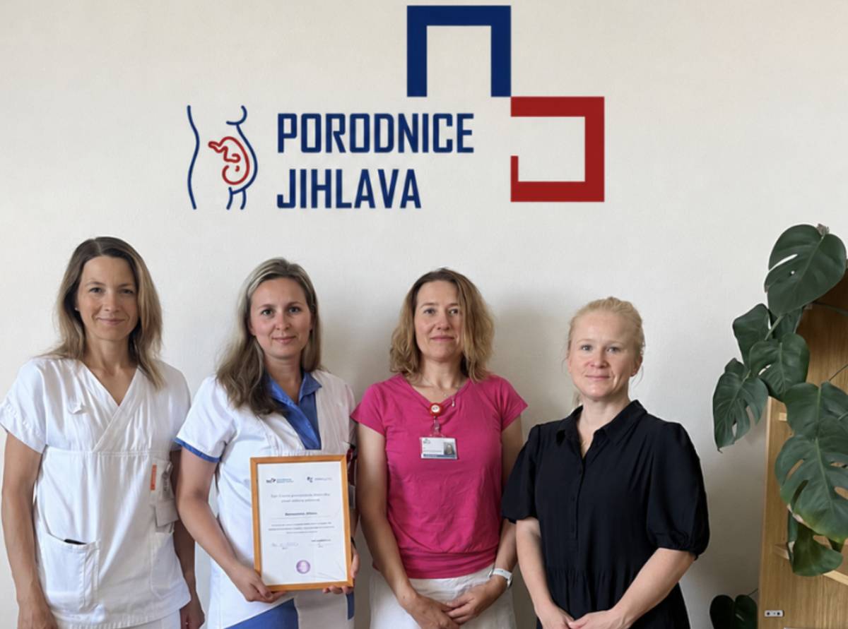 Porodnice Nemocnice Jihlava jako první na Vysočině získala ocenění Centra perinatálního duševního zdraví. Potvrzuje tím, že vedle porodnické péče systematicky sleduje také psychickou pohodu žen v těhotenství i po porodu. Díky pravidelnému screeningu mohou zdravotníci včas zachytit ženy, které prožívají úzkosti, vyčerpání, obavy nebo depresivní stavy, a nabídnout jim odbornou pomoc. Psychické obtíže v těhotenství a po porodu nejsou selhání a nikdo by na ně neměl být sám. Otevřená komunikace a včasná podpora pomáhají mamince, dítěti i celé rodině.