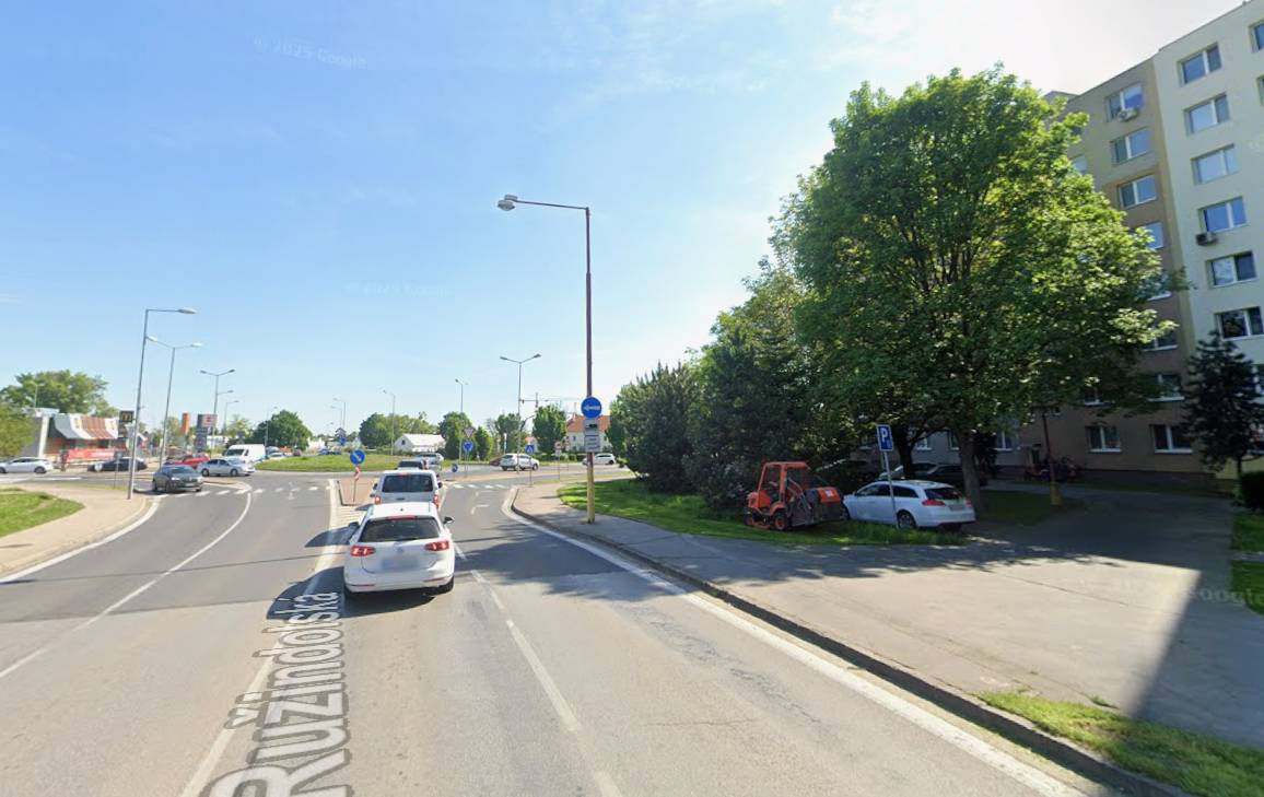 Vo štvrtok 9. júla 2026 sa bude vo večerných hodinách realizovať oprava kanalizačných poklopov na okružnej križovatke ulíc Trstínska cesta, Cukrová a Ružindolská.  Opravy sa budú týkať poklopov na okružnej križovatke v blízkosti bytových domov na Ulici Andreja Kubinu č. 2, 3, 4 a 31, 32, 33. Práce sa začnú o 19.00 h a potrvajú približne do polnoci. Počas opravy bude doprava v mieste prác čiastočne obmedzená, jazdný pruh však bude prejazdný. Súčasťou prác bude výmena pôvodných kanalizačných poklopov za nové. Vďaka použitiu rýchlotuhnúcich materiálov bude možné po ukončení prác komunikáciu opäť využívať v plnom rozsahu. Prosíme vodičov, aby pri prejazde úsekom zvýšili opatrnosť a rešpektovali dočasné dopravné značenie.