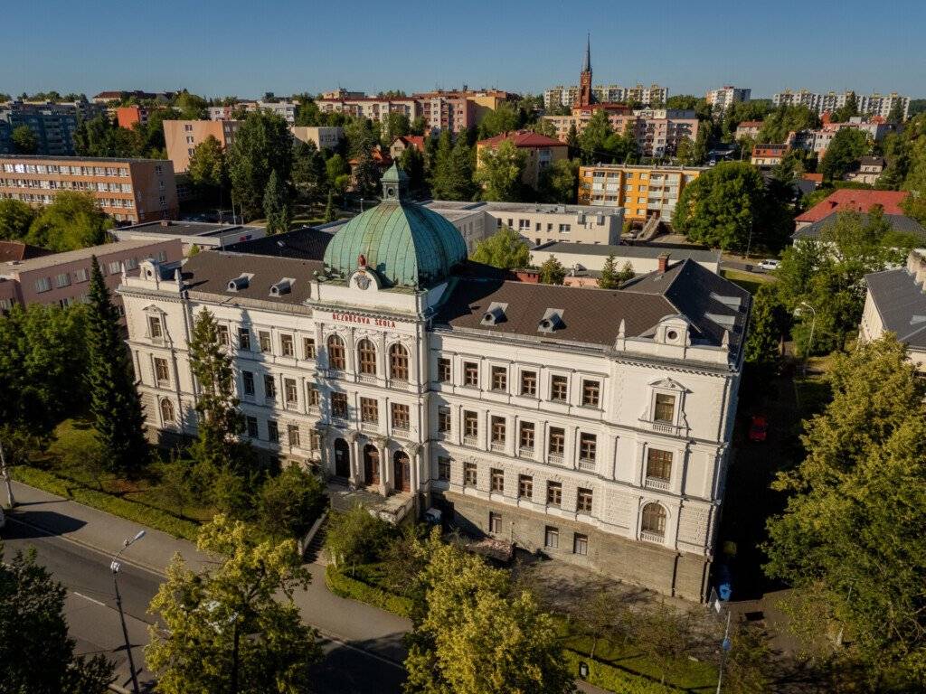 Město Frýdek-Místek dlouhodobě řeší u historických budov problémy s vlhkostí. Během letošních prázdnin pokračuje druhou etapou rozsáhlá a komplexní oprava historické budovy ZŠ Petra Bezruče, která navazuje na loňskou první etapu sanace vlhkosti v suterénu. FRÝDEK-MÍSTEK POKRAČUJE V BOJI S VLHKOSTÍ. OPRAVOU PROCHÁZÍ HISTORICKÁ BUDOVA ZŠ P. BEZRUČE | Frýdek-Místek