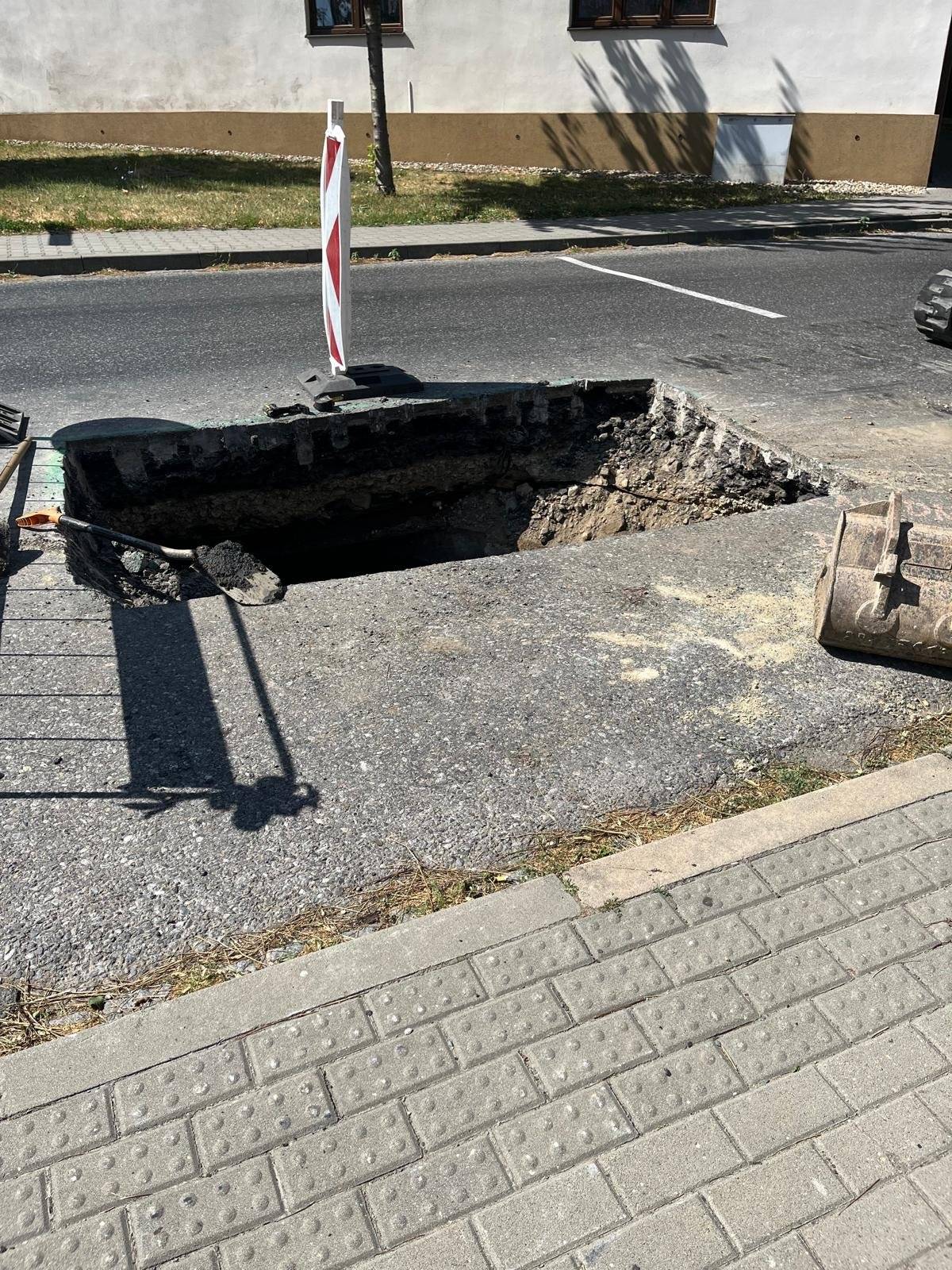 Na ulici Palackého před Orlovnou probíhá oprava dešťové kanalizace. Dbejte prosím zvýšené opatrnosti.  Děkujeme za pochopení