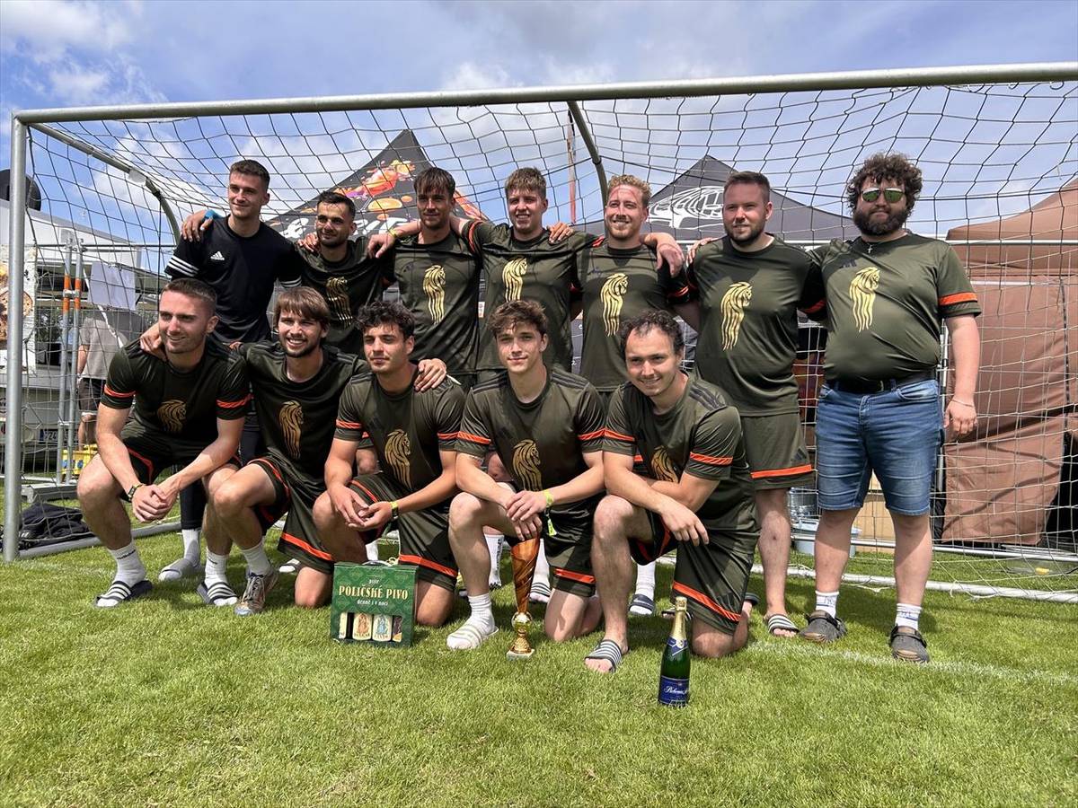 Tento víkend se zapsal do historie turnaje, kterého se zúčastnilo celkem 30 týmů napříč celou Českou republikou a po obrovských bitvách hlavně v play-off  bylo následující  pořadí:  KONEČNÉ POŘADÍ TURNAJE  1. místo: BLACK PANTHERS (Polička)  2. místo: OBĚDOVÁ PAUZA (Brno)  3. místo: ROHANSKÁ JÍZDA (Česká Třebová) 4. místo: SPIELMACHERS ...  (Sport / Sportovní kluby Polička)