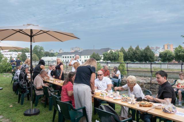 Romantická atmosféra městských hradeb, dlouhý společný stůl plný dobrot a sousedská pohoda. Tak bude v sobotu 8. srpna od 9 do 11 hodin vypadat Komunitní snídaně pod hradbami, která je už tradiční součástí Svatovavřineckých hodů. Každý návštěvník může přinést něco dobrého ze své kuchyně nebo zakoupené občerstvení a podělit se o něj s ostatními. O chutné občerstvení se postará také Zařízení školního stravování Přerov, které i letos připraví pro účastníky výběr sladkých i slaných dobrot. Letošní setkání bude mít navíc dobročinný rozměr. Rada města Přerova schválila uspořádání veřejné sbírky, jejíž výtěžek bude určen přerovské organizaci Jsme tady.                               Číst dál...
