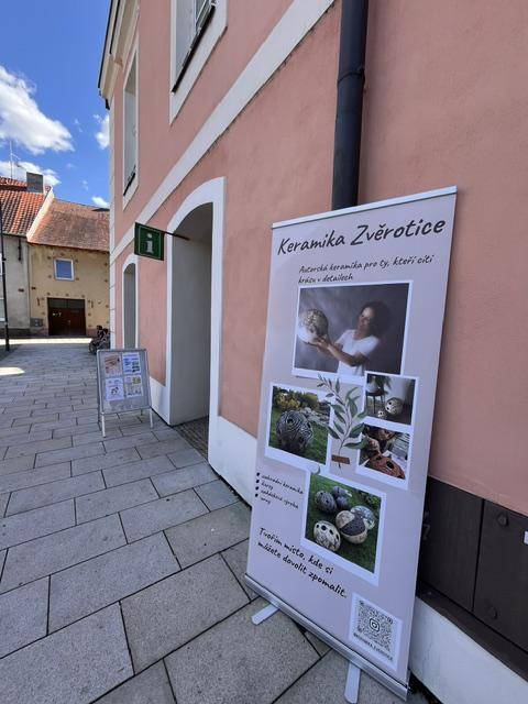 Ve středu 8. 7. v podvečer proběhla ve staré radnici vernisáž výstavy Ivety Pečenkové a Denisy Prágrové.