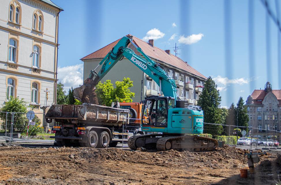 Rekonstrukce varnsdorfského náměstí pokračuje. Se začátkem letních prázdnin se zemní práce spojené s budováním inženýrských sítí přesunuly před budovu ZŠ Náměstí, kde bude v následujících týdnech probíhat výstavba dešťové kanalizace.