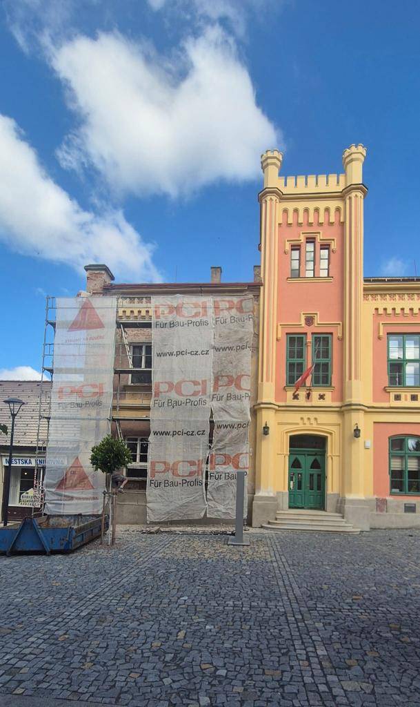 Začala poslední fáze rekonstrukce čelní fasády radnice. Při pohybu kolem stavby, dbejte zvýšené opatrnosti.
