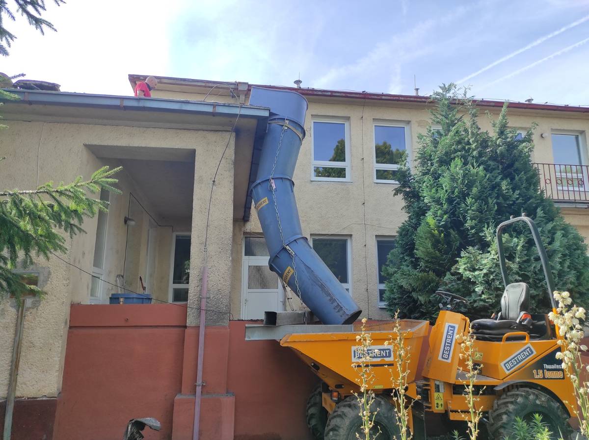 Nová miestnosť vznikne na terase Materskej školy na Švermovej ulici. Bude sa teda nachádzať na 2. nadzemnom podlaží. Práce sú už rozbehnuté. Hotovo by malo byť v druhej polovici augusta, ak tento termín neovplyvní počasie. Výsledkom nadstavby na terase, na plochej streche nad 1. nadzemným podlažím, bude herňa pre deti. Tá bude priamo nadväzovať na triedu, [...]Čítať viac...