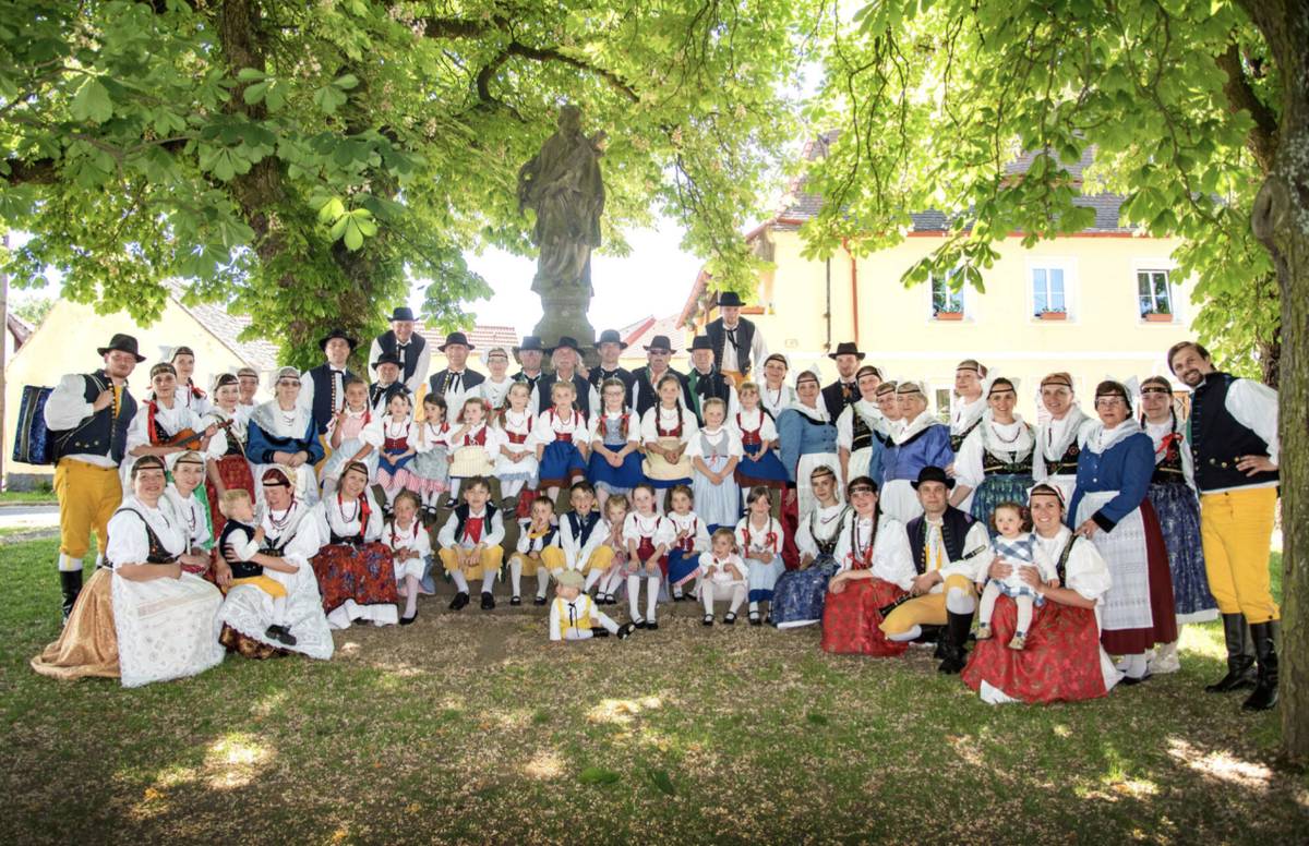 Letošní Svatojakubská pouť v Postřekově nabídne milovníkům folkloru mimořádný zážitek. Pozvání do našeho regionu přijal Jihočeský folklorní soubor Kovářovan z Kovářova u Milevska, který patří mezi významné nositele lidových tradic jižních Čech.