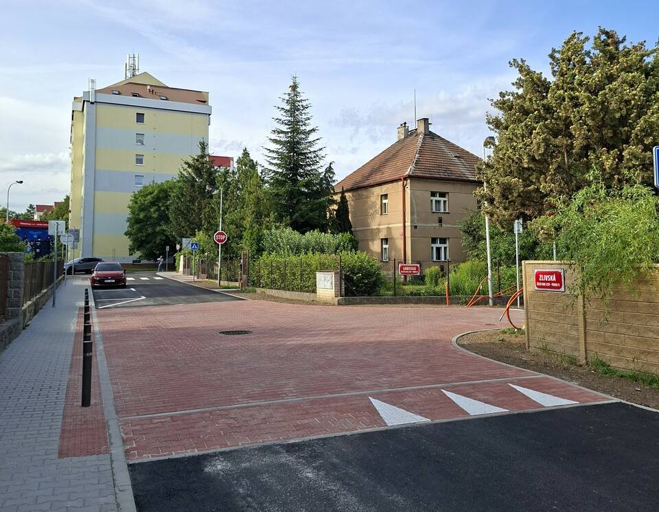Kompletní rekonstrukce ulice Zlivská je dokončena. Výsledkem je bezpečnější, přehlednější a kvalitnější veřejný prostor pro řidiče, chodce i místní obyvatele. Projekt přinesl nejen nový vzhled ulice, ale především zvýšení bezpečnosti dopravy a komfortu pro všechny, kteří ji využívají.  Základní informace o stavbě:  Doba realizace: duben–červen 2026 Délka rekonstruované komunikace: 184 metrů Celková zpevněná plocha: 1 500 m² (komunikace, chodník, vjezdy a parkovací stání) Celkové náklady: 7 041 730,16 Kč včetně DPH  V rámci rekonstrukce bylo provedeno:  nová komunikace, obousměrný provoz (místy zúženo na jeden jízdní pruh), zachování režimu „Zóna 30“, zvýšené křižovatky pro zvýšení bezpečnosti a zklidnění dopravy, zúžení komunikace v místech parkovacích zálivů jako další prvek zklidnění provozu, nový chodník z betonové zámkové dlažby, 9 nových parkovacích stání, nový asfaltový povrch komunikace a parkovacích stání, úprava vjezdů k přilehlým nemovitostem.  Nové dopravní řešení bylo navrženo s důrazem na bezpečnost a plynulost provozu. Zvýšené křižovatky společně se zúžením komunikace v místech parkovacích zálivů přirozeně zpomalují projíždějící vozidla a zvyšují bezpečnost chodců. Nový chodník navazuje na stávající pěší trasy a zajišťuje komfortnější pohyb podél celé rekonstruované části ulice.  Rekonstrukci provedla společnost PSS Bohemia s.r.o. Děkujeme za kvalitně odvedenou práci. Poděkování patří také MHMP za financování celé akce, bez jehož podpory by realizace projektu nebyla možná. Ulice Zlivská je příkladem toho, jakým způsobem chceme v dalších letech postupně obnovovat i ostatní komunikace v naší městské části. Ve fotogalerii se můžete podívat na proměnu ulice před a po rekonstrukci. Před rekonstrukcí  Po rekonstrukci