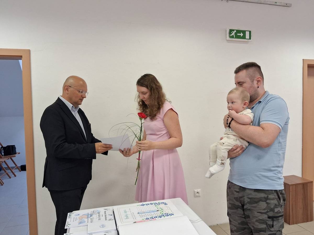 👉...vo štvrtok 9. júla 2026 v priestoroch mestského múzea ,,privítal" našich najmladších spoluobčanov....    🌷Poprial im, aby vyrastali v zdraví, obklopení láskou svojich najbližších...   🤝Rodičom zaželal trpezlivosť a vzájomnú oporu pri výchove svojich ratolestí....    🌞Našim najmenším občanom Caroline, Rúth, Lucasovi, Matteovi, Liliane, Tadeášovi, Melánii, Emilovi, Maríne, Agnes, Samuelovi, Dorotee, Hane, Maximiliánovi, Nele, Kataríne, Jakubovi, Maríne, Tamare, Damiánovi, Jánovi, Matúšovi a Matejovi prajeme, aby sa im v našom meste dobre žilo...