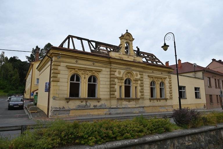 V ulici Komenského byla soukromým vlastníkem zahájena demolice budovy č.p. 283 (uliční budova v bývalém areálu mlékárny).  O demolici rozhoduje státní správa (stavební úřad) město Hranice nemohlo žádným způsobem tuto akci ovlivnit.