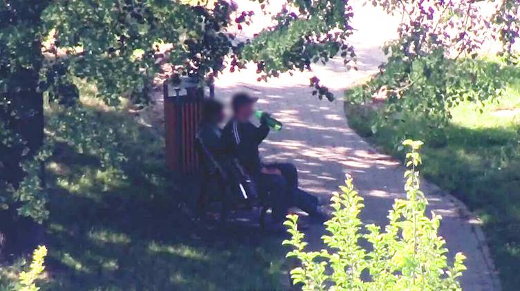 V letních měsících se v Orlové častěji porušuje obecně závazná vyhláška, která zakazuje pití alkoholu na veřejnosti. Městská policie se proto zaměřuje i na tuto problematiku. Ve čtvrtek 25. června před devátou hodinou ranní zahlédl strážník obsluhující kamerový systém dva muže, jak popíjí alkohol na Masarykově třídě. V podezřelý...