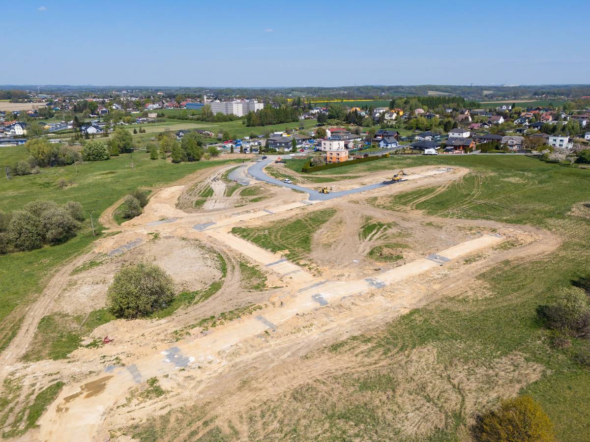Dlouho očekávaný prodej pozemků pro výstavbu rodinných domů v lokalitě RD nad Vagónkou se posouvá do další fáze. Všechny potřebné informace, podmínky a kompletní seznam parcel jsou od této chvíle dostupné na nově spuštěném Aukčním portále aukce.karvina.cz. 📅 Důležité termíny Osobní prohlídky pozemků:   Středa 29. 07. 2026 (08:00–10:00 a 15:00–17:00)   Středa 05. 08. 2026 (08:00–10:00 a 15:00–17:00)   Termín pro podání přihlášek: čtvrtek 13. 08. 2026 do 23:59 Samotná on-line licitace: proběhne v několika termínech od 24. do 28. srpna 2026 (konkrétní den a čas pro každý pozemek najdete v jeho popisu na aukčním portále). Veškeré informace a dokumenty najdete přímo v Aukčním portále nebo v aplikaci Munipolis: https://karvina.munipolis.cz/p/vagonka