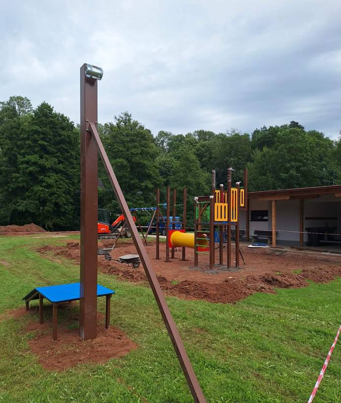 Na hřišti probíhá výstavba herních prvků pro děti - NEVSTUPUJTE DO PROSTORU STAVENIŠTĚ A NA HERNÍ PRVKY Ostatní plochy prostoru hřiště je možné využívat - travnatá plocha, asfaltová plocha ZAHÁJENÍ PROVOZU A MOŽNOST UŽÍVÁNÍ HERNÍCH PRVKŮ BUDE OZNÁMENA PROSTŘEDNICTVÍM MUNIPOLIS, do té doby Vás žádáme o respektování zákazu vustupu, a to především z důvodu vlastní bezpečnosti.                 Děkujeme OÚ