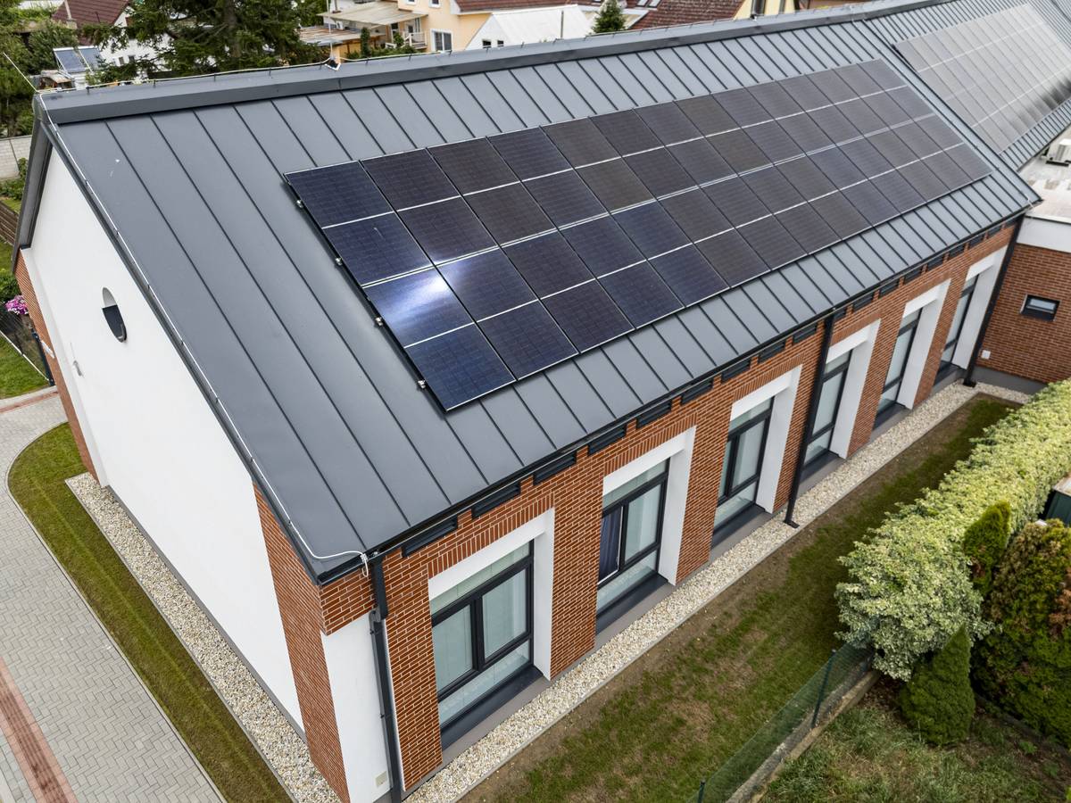Nové Mesto nad Váhom dnes využíva už šesť fotovoltických elektrární, ktoré sú inštalované na budovách ZUŠ J. Kréna, ZŠ kpt. Nálepku, ZŠ Odborárska, Materskej školy Poľovnícka, Denného stacionára a budovy Mestskej polície. Fotovoltické elektrárne premieňajú slnečné žiarenie na elektrickú energiu, ktorú mesto využíva priamo na prevádzku svojich budov. Vďaka tomu výrazne klesajú náklady na nákup elektriny zo siete a mesto je zároveň menej závislé od výkyvov cien energií. Výsledky hovoria jasnou rečou. Na niektorých objektoch dosahujú úspory nákladov na elektrickú energiu až takmer 90 %. Okrem toho sa už podarilo medzi mestskými budovami zdieľať viac ako 11 200 kWh elektrickej energie, čo predstavuje finančnú úsporu približne 7 200 eur. Viac o tom, ako funguje mestská fotovoltika, aké úspory už prináša a prečo je zelená energia investíciou do budúcnosti, nájdete na webovej stránke mesta.  Zelená energia pre Nové Mesto nad Váhom: Investícia do budúcnosti prinesie nižšie náklady aj ekologickejšiu prevádzku mesta | www.nove-mesto.sk