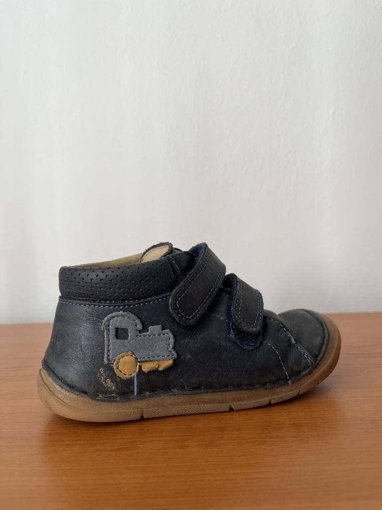 Černá dětská bota na suchý zip s vláčkem