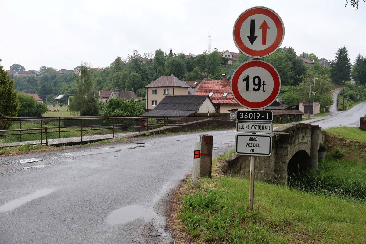 Letošní stavební sezona je v plném proudu, zároveň se ale připravuje ta další. V těchto dnech proběhla dvě koordinační jednání o stavbách, které jsou v plánu na rok 2027. Jedná se o přestavbu křižovatky v Kameničné a také rekonstrukce mostu v Dolním Újezdu. V letošním roce probíhá v Jiříkově, místní části Dolního Újezdu, oprava silnice III/3594 o délce více než jeden kilometr. Obec při té příležitosti opravuje chodníky. „Součástí projektu je oprava a dobudování dešťové kanalizace, která bude sloužit pro odvodnění silnice i chodníku. Na její výstavbě se kraj a obec společně finančně podílejí. Předpokládané náklady akce za Pardubický kraj činí 18,5 milionu korun včetně DPH, za obec potom 6,8 milionu korun včetně DPH,“ uvedl náměstek pro dopravu Ladislav Valtr. Na začátku týdne se konala koordinační schůzka k další plánované opravě, která bude probíhat v součinnosti a koordinaci s obcí. Tou má projít kamenný most z 19. století. „Postaven byl v roce 1868 a dodnes slouží řidičům, kteří překonávají řeku Desnou. Pardubický kraj spolu se silničáři nyní připravuje jeho rekonstrukci. Pěti pólová kamenná klenba z pískovce spojuje dvě části obce Dolní Újezd, která má přibližně dva tisíce obyvatel, leží na silnici III. třídy číslo 36019 a je jedním ze dvou nejstarších mostů na území Pardubického kraje. Stejně starý je i most v Lozicích přes řeku Novohradku,“ sdělil Ladislav Valtr. Most projde citlivou, ale velmi rozsáhlou rekonstrukcí. Zachována zůstane historická kamenná klenba i spodní stavba, které projdou opravou, zatímco most dostane novou nosnou konstrukci, vozovku i bezpečnostní prvky. Součástí projektu bude také obnova historické sochařské výzdoby. „Cílem je zachovat historickou hodnotu mostu a zároveň jej přizpůsobit současným požadavkům na bezpečnost a provoz,“ uvedl ředitel Správy a údržby silnic Pardubického kraje Zdeněk Vašák. Realizace by měla v případě dostatku finančních prostředků proběhnout už v příštím roce. „Setkali jsme se přímo na místě, abychom společně probrali průběh plánované rekonstrukce, objízdné trasy i investici obce, která se bude týkat výstavby lávky pro pěší,“ sdělil Vašák. V Kameničné se bude přestavovat křižovatka Proběhlo také jednání na Údržbě silnic Královéhradeckého kraje ohledně přestavby křižovatky v obci Kameničná, která leží na hranici Pardubického a Královéhradeckého kraje. Obec vybuduje nové chodníky s veřejným osvětlením směrem k autobusovým zastávkám, odkud jezdí místní občané a děti z obce do škol. „Vybudování okružní křižovatky v této lokalitě vnímáme jako důležité opatření pro zvýšení bezpečnosti silničního provozu i pohybu chodců. V místě dlouhodobě chybí bezpečné napojení pěších tras k autobusovým zastávkám a zároveň zde roste intenzita dopravy, včetně nákladní. Nové řešení přinese plynulejší a přehlednější vedení dopravy a zároveň vytvoří prostor pro doplnění chodníků v nejvíce exponovaných částech obce. Předpokládané náklady stavby se pohybují okolo 25 milionů korun včetně DPH, z toho podíl Údržby silnic Královéhradeckého kraje činí 3,1 milionu korun včetně daně a obce Kameničná 2,3 milionu korun včetně daně,“ řekl hejtman Pardubického kraje Martin Netolický. Vzhledem k tomu, že část křižovatky leží na území Královéhradeckého kraje, bude se na její úpravě podílet právě i sousední samospráva. Obec se přidá s výstavbou chodníků. „Královéhradecký kraj v letošním roce opravuje své komunikace ve stejné oblasti. My tedy s pracemi musíme kvůli zajištění dopravní obslužnost začít až v příštím roce. Součástí projektu je nejen přestavba nepřehledné křižovatky, ale také oprava propustku,“ dodal Zdeněk Vašák.