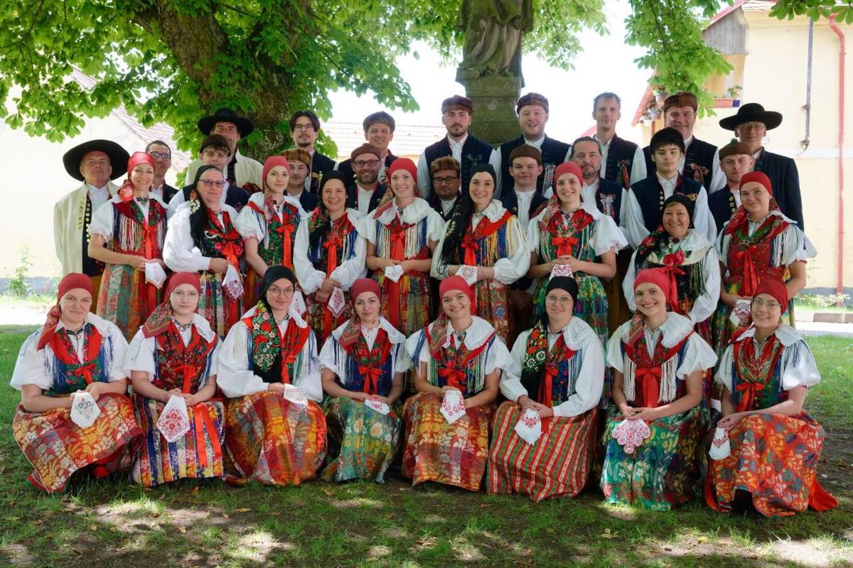 První víkend v červnu byl Národopisný soubor Postřekov pozván na folklorní festival do vesnice nedaleko Písku – Kovářova.
