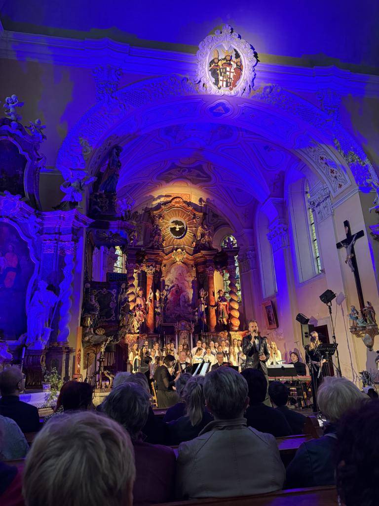 V pátek 5. června se v kostele sv. Martina v Klenčí pod Čerchovem uskutečnil slavnostní galakoncert ke 150. výročí narození klenečského rodáka, hudebního skladatele, sběratele lidových písní a významné osobnosti Chodska Jindřicha Jindřicha.