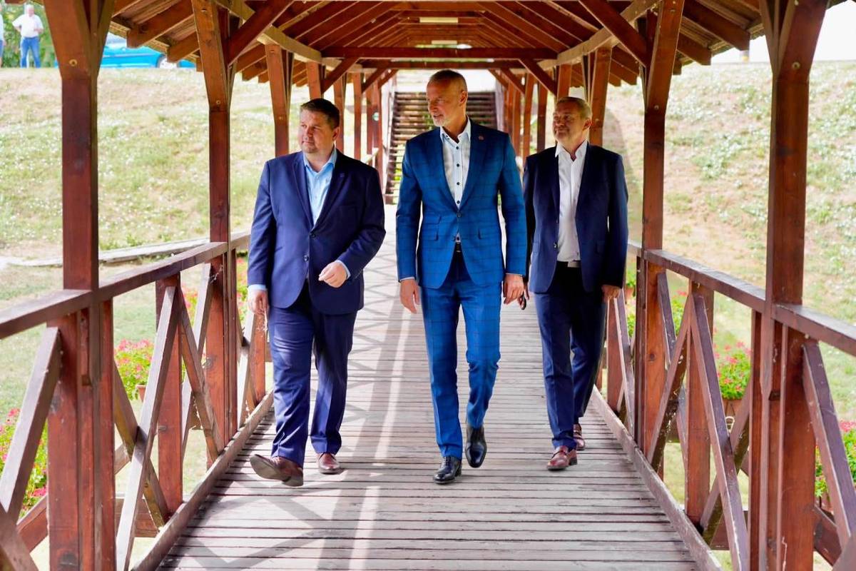 Richard Raši, predseda Národnej rady Slovenskej republiky, dnes navštívil Kolárovo. Počas návštevy sa zaujímal o aktuálne dianie v meste, jeho potreby a plány do budúcnosti. V rámci programu si prezrel viaceré miestne zaujímavosti vrátane kolárovského Vodného mlyna.