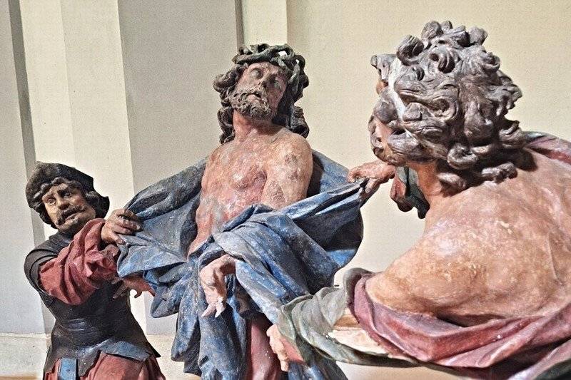 Soubor 28 barokních soch Křížové cesty z Dolní Hedče se letos navrátí zpět k poutnímu areálu Hora Matky Boží u Králík. Radní Pardubického kraje schválili darovací smlouvu, díky které budou moci být sochy znovu umístěny v prostředí, pro které byly na počátku 18. století vytvořeny. Sochy v mírně nadživotní velikosti pocházejí z dílny některého ze žáků Matyáše Bernarda Brauna a původně zdobily kaple podél poutní cesty na Horu Matky Boží. Po roce 1950 byly z poškozených kaplí přemístěny, později restaurovány a od roku 1986 byly vystaveny v kostele sv. Mikuláše ve Vraclavi. V současnosti procházejí restaurátorským ošetřením, které zahrnuje čištění, fixaci polychromie i zpevnění dřevní hmoty. Následovat bude jejich odborný transport a nová instalace v ambitech poutního areálu podle historické dokumentace. Návštěvníci Hedče se tak budou moci již letos na podzim setkat s jedinečným souborem barokních soch v prostředí, pro které byly před více než třemi sty lety vytvořeny.